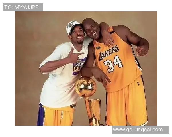 谢里夫奥尼尔特意前来致敬科比叔叔与雕像合影留念 谢里夫奥尼尔特意前来致敬科比叔叔与雕像合影留念